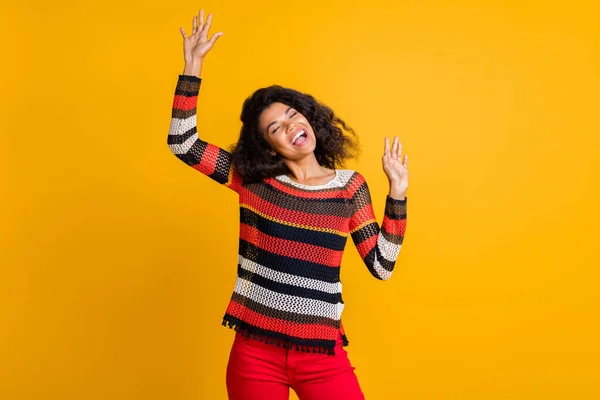 Portrét bláznivé afro americká dívka bavte se o víkendech strana chtějí tanec pocit radosti nosit pletený pruhovaný jumper izolované přes žlutou barvu pozadí — Stock fotografie