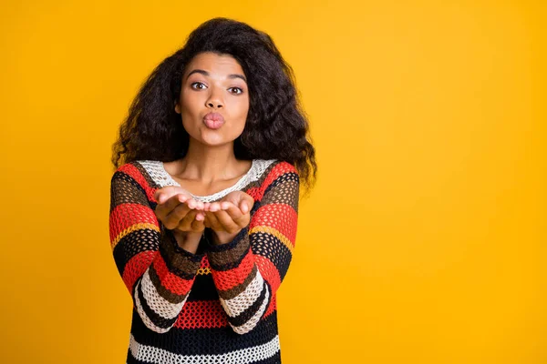 Primer plano retrato de ella ella agradable atractiva encantadora adorable linda chica de pelo ondulado en suéter de punto que le envía beso aislado en brillante brillo vivo vibrante color amarillo fondo — Foto de Stock