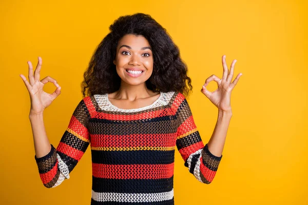 Close-up ritratto di bella attraente ragazza allegra allegra ragazza dai capelli ondulati in maglia maglione mostrando doppio ok-segno isolato su brillante brillantezza vivace colore giallo sfondo — Foto Stock