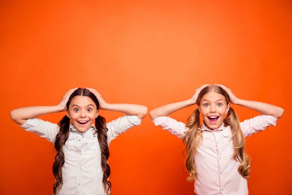 Вау, осенние сделки. Портрет фанки сумасшедшие два ребенка слышат невероятные новости крик omg прикосновение руки голову носить белые рубашки наряд изолирован на оранжевый цвет фона — стоковое фото