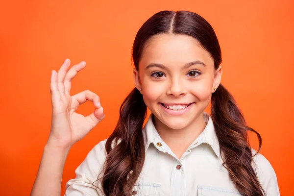 Close up foto de positivo confiante pequeno promotor menina quer recomendar grandes anúncios de promoção mostram bem sinal desgaste casual estilo roupa isolado cor laranja fundo — Fotografia de Stock