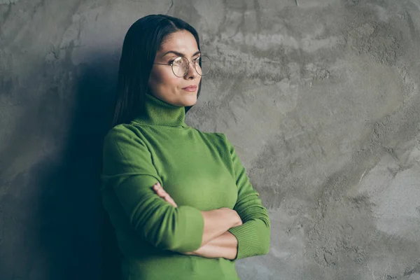 Foto di bella donna affascinante con le mani piegate guardando lontano con le mani piegate girato isolato su sfondo grigio muro di cemento colore appoggiato su — Foto Stock