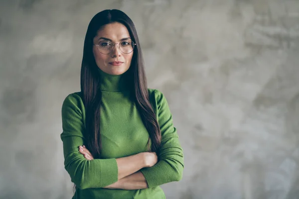 Foto di grave donna fiduciosa con le mani piegate guardando intensamente mostrando la sua intelligenza quasi vuoto spazio isolato colore grigio muro cemento sfondo — Foto Stock