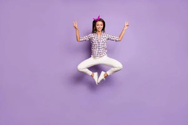 보디 사진의 펑키 한 소녀의 봄 프리 타임 점프 사진은 v-sign 콘텐츠가 보라색 배경 위에 분리 된 체크무늬 빈티지 스타일의 운동화를 착용하게 한다. — 스톡 사진