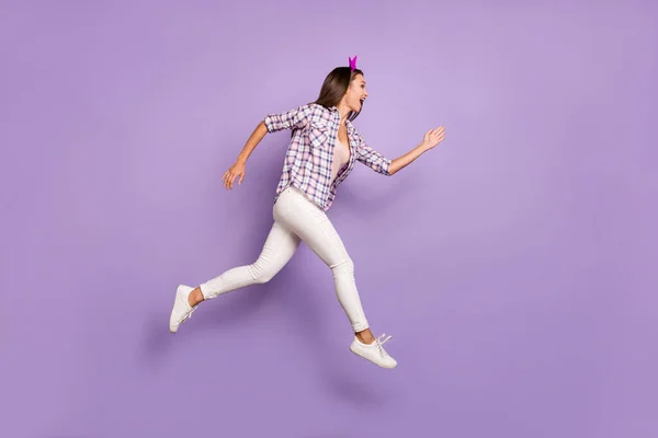 Foto lateral de perfil de tamaño completo de la chica loca funky salto correr después de descuentos viernes negro grito desgaste traje de estilo vintage aislado sobre fondo de color púrpura — Foto de Stock