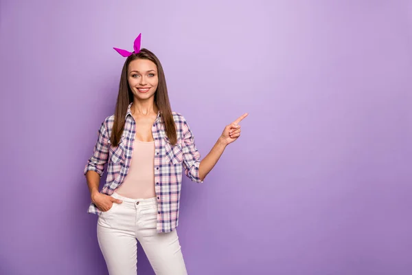 Портрет позитивной веселой прохладной девушки промоутер точки указатель пальца копирайта наслаждаться рекламой рекомендуется носить ретро пин-ап белые брюки изолированы на фиолетовом фоне — стоковое фото