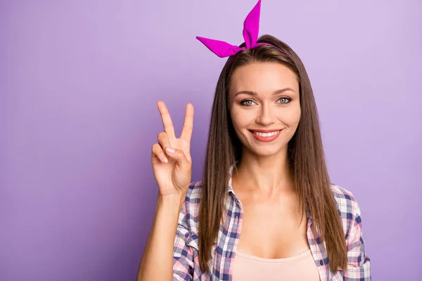 Ritratto di affascinante bella ragazza hanno fine settimana di primavera fanno v-segno sentire felice indossare abbigliamento stile casual isolato su sfondo di colore viola — Foto Stock