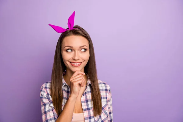 Porträt inspiriert kreative Mädchen aussehen Kopierraum berühren Kinn denken Gedanken über zukünftige Feiertage tragen stilvolle Pin-up-Outfit isoliert über lila Farbe Hintergrund — Stockfoto