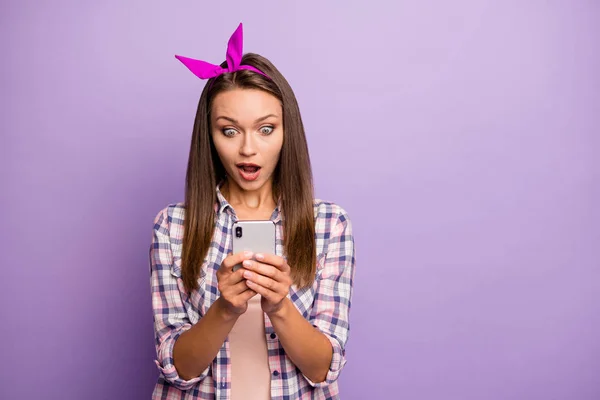 Portret pod wrażeniem dziewczyna typ sms czat czytać social network wiadomości krzyczeć omg niespodziewane zużycie kratkę styl życia strój izolowany na fioletowy kolor tła — Zdjęcie stockowe