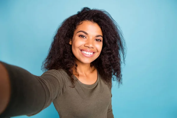 Gros plan photo de positif gai afro américaine fille se sentir amusant pendant les vacances week-ends de temps libre faire selfie porter pull style décontracté isolé sur fond de couleur bleue — Photo