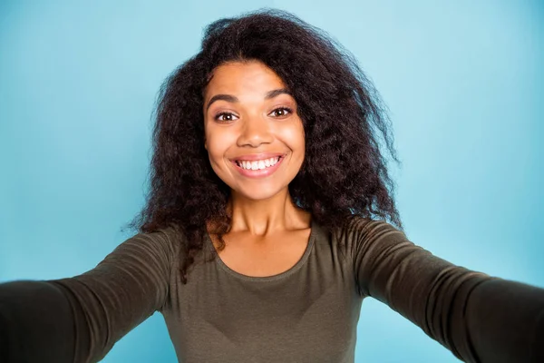 Close up foto di positivo allegra ragazza pelle nera in viaggio vacanza prendere selfie sentire divertente indossare abbigliamento stile casual isolato su sfondo di colore blu — Foto Stock