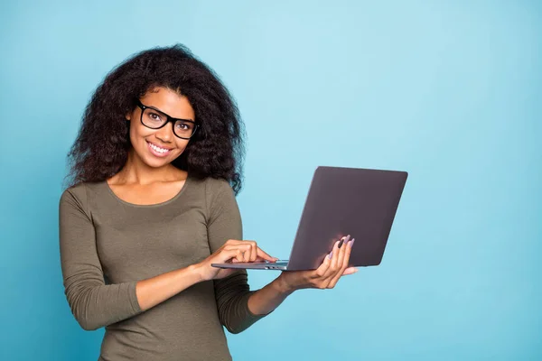 Portrait of cool intelligent mulatto entrepreneur in spectacles hold computer have job conversation with client work on review wear casual style pakaian isolated over blue color background — Stok Foto