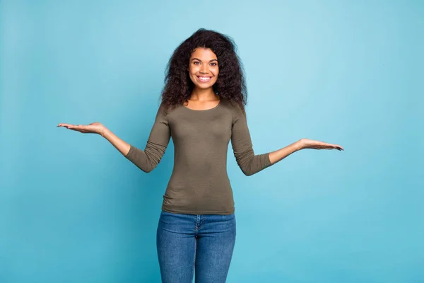 Potret promotor gadis mulatto sukses yang percaya diri menawarkan iklan objek merekomendasikan penjualan promosi memakai pakaian hijau bergaya jeans denim yang diisolasi dengan warna biru — Stok Foto