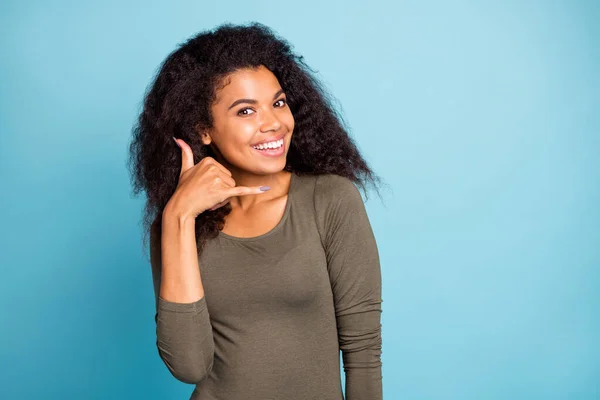 Nahaufnahme Foto von positiven fröhlichen afroamerikanischen Mädchen verträumten Traum vorstellen, sie hat die Kommunikation mit ihrem Freund rufen Sie mich über Handy tragen lässigen Stil Pullover isoliert blaue Farbe Hintergrund — Stockfoto