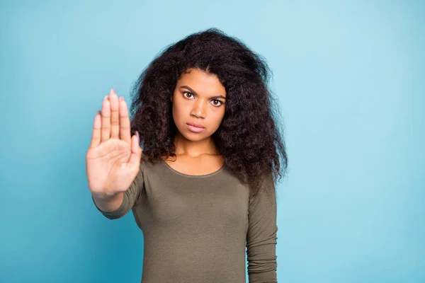 Portrét vážné sebevědomé mulatka dívka držet ruku dlaň říkají, že je zakázáno odmítnout výběr řešení nosit zelený ležérní styl pulovr izolované přes modré barvy pozadí — Stock fotografie