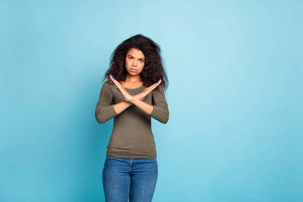 Portrét vážné sebevědomí afro americká dívka kříž její ruce říkají, že je zakázáno odmítnout výběr řešení nosit ležérní styl zelené oblečení džíny džíny izolované přes modré barvy pozadí — Stock fotografie