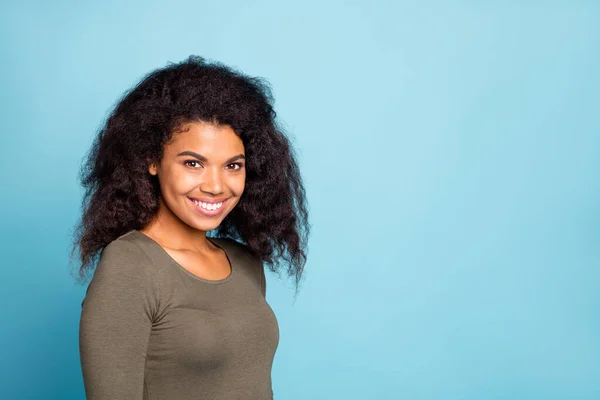 Pprtrait of charming pretty afro american girl Καλή διασκέδαση με τους φίλους της. — Φωτογραφία Αρχείου