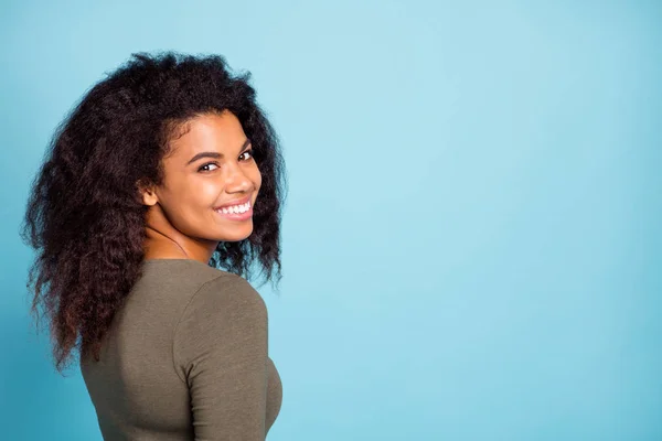 Atrás vista lateral trasera foto de la encantadora chica afroamericana encantadora vuelta pie copyspace mirada escuchar sentir positivo alegre diversión emoción desgaste elegante jersey aislado sobre fondo de color azul — Foto de Stock