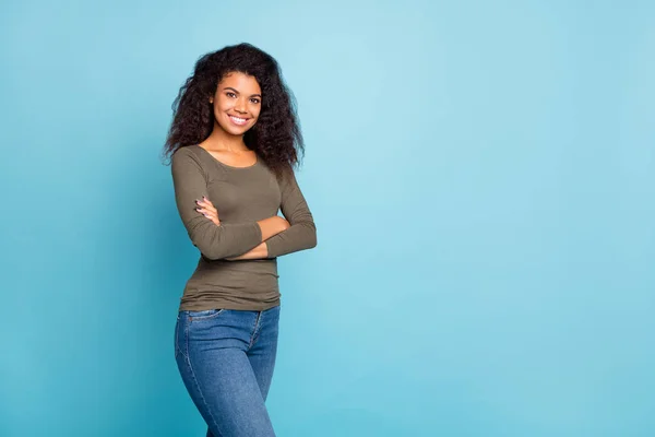 Portrét pozitivní nezávislé afro americká dívka podnikatel práce pracovník kříž ruce skutečný odborník opotřebení ležérní styl oblečení izolované přes modré barvy pozadí — Stock fotografie