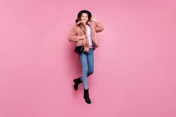 Full length photo of beautiful pretty model millennial lady jumping high joyacing sales wear stylish χνουδωτό σακάκι ρετρό καπέλο τζιν τσάντα ώμου απομονωμένο ροζ φόντο — Φωτογραφία Αρχείου