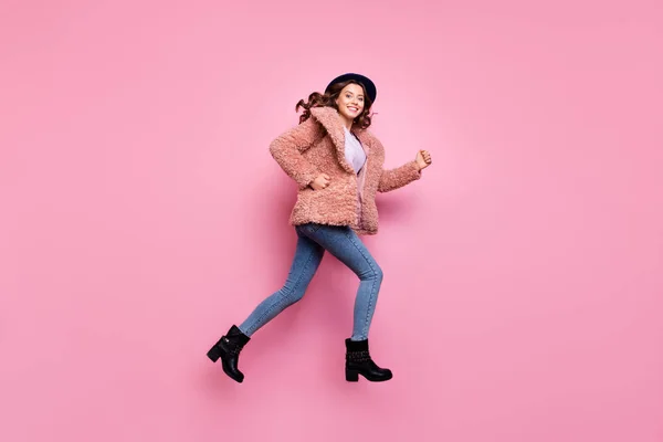 Ganzkörper-Profil-Foto von erstaunlichen Modell Millennial Dame hetzen laufenden Umsatz einkaufen tragen stilvolle flauschige Jacke Retro-Hut Jeans isoliert rosa Hintergrund — Stockfoto