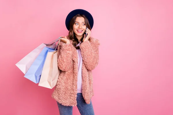 Imádom a párizsi vásárlást. Fénykép a gyönyörű millenniumi modell hölgy turista hold csomagok bolt telefon beszélni a szülők viselnek stílusos bolyhos kabát retro kalap farmer elszigetelt rózsaszín háttér — Stock Fotó