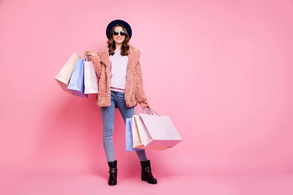 Milan, szeretlek. Teljes hosszúságú fotó csinos modell hölgy hordoz sok csomag élvezze külföldön értékesítés vásárlás ruha bolyhos kabát farmer napszemüveg kalap cipő elszigetelt rózsaszín háttér — Stock Fotó