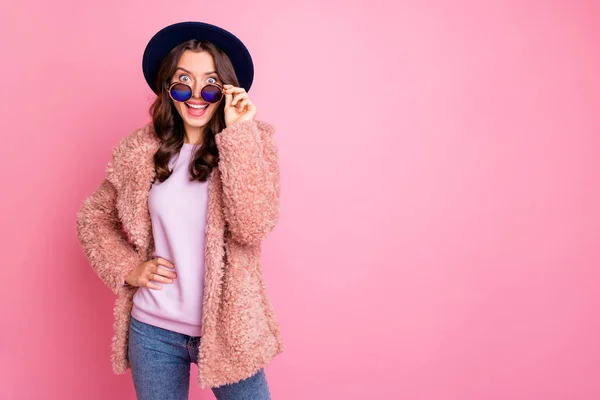 Φωτογραφία του όμορφη νεαρή κυρία δείτε καταπληκτική αλλοδαπές εκπτώσεις επιθυμία αγοράζουν νέα ρούχα φορούν κομψό χνουδωτό τζιν σακάκι sun specs ρετρό μπλε καπέλο απομονωμένο ροζ φόντο — Φωτογραφία Αρχείου
