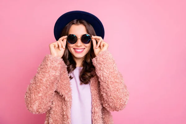 Фото смешной молодой модели леди собирается улице наслаждаться просмотром достопримечательностей за рубежом носить стильный пушистый пиджак солнцезащитные очки ретро голубой шляпе изолированный розовый фон — стоковое фото