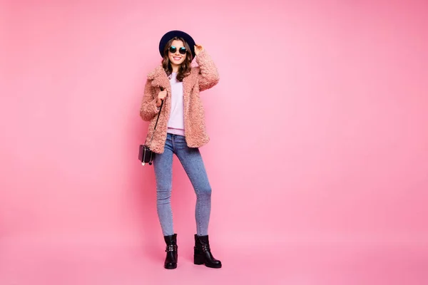 Foto de longitud completa de la adorable dama milenaria que va a la calle viendo turismo usar chaqueta elegante jeans bolso de hombro sol especificaciones sombrero aislado fondo rosa —  Fotos de Stock