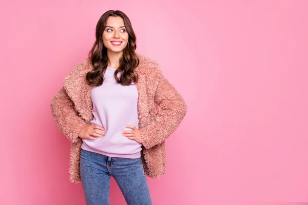 Foto de increíble modelo milenario señora coqueta buscando espacio vacío ver chico guapo con estilo juvenil mullido chaqueta de otoño jeans aislado fondo rosa —  Fotos de Stock