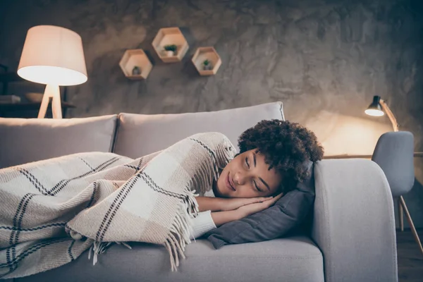 Πορτρέτο του θετικού ονείρου afro american κορίτσι ύπνου ντιβάνι όνειρο που καλύπτεται με καρό μαλακή κουβέρτα σε εσωτερικούς χώρους στο δωμάτιο του σπιτιού — Φωτογραφία Αρχείου