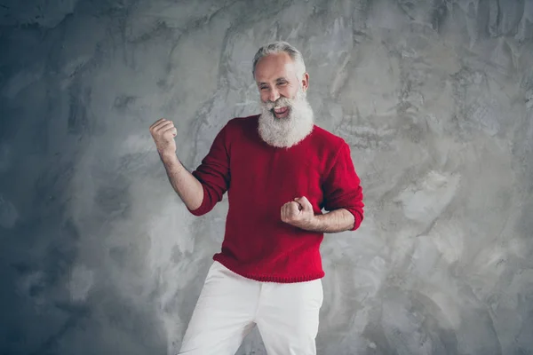 Porträtt av roliga funky gammal man glädje vinna jul nyår lotteri höja knytnävarna skrika bära snygg tröja isolerad över grå färg bakgrund — Stockfoto