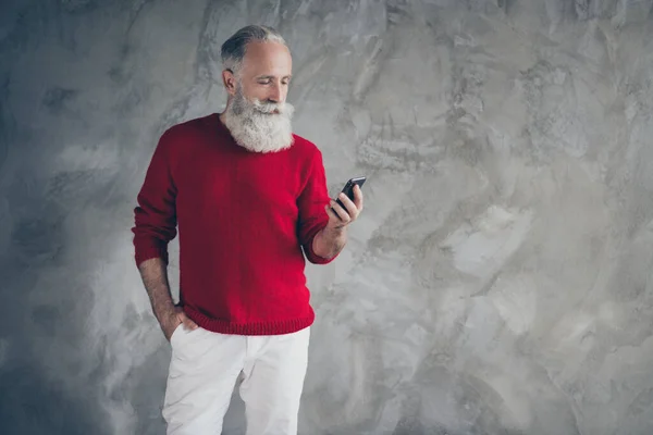 Ciddi, erkeksi, modern bir adam. Kopyalama alanı kullan. Akıllı telefon kullan. Yılbaşı indirimleri, yeni yıl indirimleri. — Stok fotoğraf