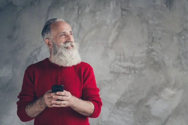 Profil kenarındaki rüya gibi beyaz sakallı yaşlı adam Noel partisini kutluyor. Cep telefonu bak. Telif alanı gibi düşün. — Stok fotoğraf