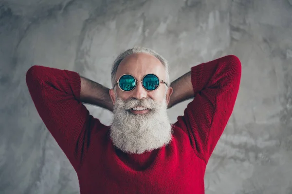 Сверху над высоким углом фото позитивного мечтательного старика расслабиться сон насладиться Рождеством время x-mas носить современный пуловер изолированы на сером бетонном фоне стены цвета — стоковое фото