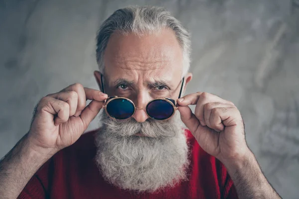 Donde tú 2020. De cerca la foto del viejo hombre serio brutal toque sus especificaciones de moda se ven magníficas en el tiempo de Navidad usar jersey rojo de moda aislado sobre fondo de color gris —  Fotos de Stock