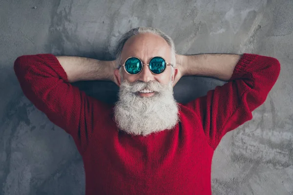 Arriba arriba foto de ángulo alto de hombre viejo festivo positivo relajarse sueño de día disfrutar de Navidad tiempo desgaste jersey de moda aislado sobre fondo de color gris —  Fotos de Stock