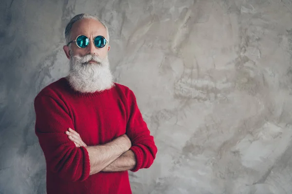 Retrato de homem velho brutal sério cruz mãos olhar lindo em x-mas Natal festa tempo desgaste elegante pulôver isolado sobre fundo de cor cinza — Fotografia de Stock