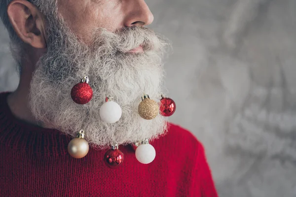 Kesilmiş profil fotoğrafı, erkeksi, vahşi yaşlı bir adam, Noel partisinde muhteşem görünüyor, x-mas, kırmızı altın takılar, sakal, gri arka planda izole edilmiş modern kazak. — Stok fotoğraf