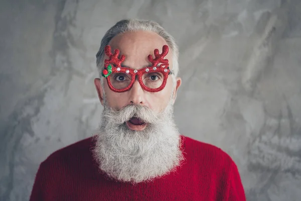 Çılgın beyaz saçlı yaşlı adamın yakın plan fotoğrafı. Açık ağızlı, yeni yıl gözlüğü taktığına inanma. Kırmızı kazak hipster kıyafeti. — Stok fotoğraf