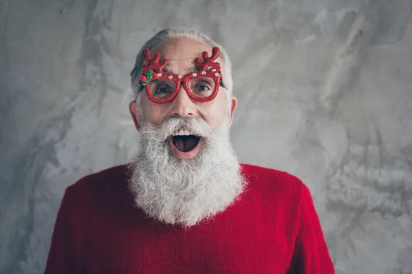 狂気の白い髪の歳の男性の閉鎖写真レディx-マスパーティールックオープン口はスタイリッシュな新年の仕様を身に着けています赤いプルオーバーヒップスター衣装孤立グレー色の壁の背景 — ストック写真