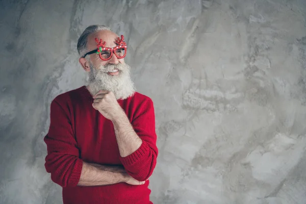 Photo de beau blanc chevelu vieux prêt x-mas fête à la recherche d'espace vide curieux écoute porter élégant nouvelle année spécifications rouge pull tenue isolé couleur gris fond mural — Photo