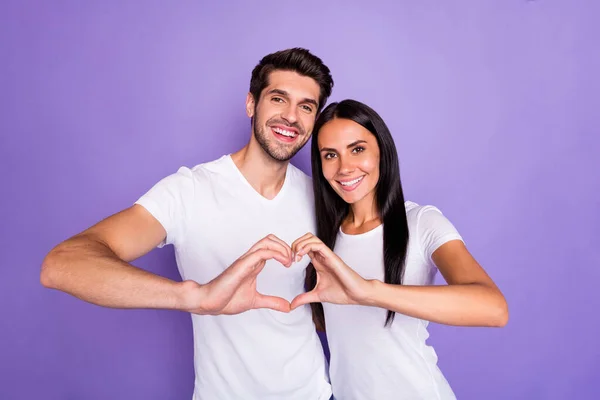 Primer plano retrato de su ella ella agradable atractiva encantadora encantadora adorable alegre alegre pareja mostrando el corazón gesto amor para siempre aislado en violeta violeta lila color pastel fondo — Foto de Stock