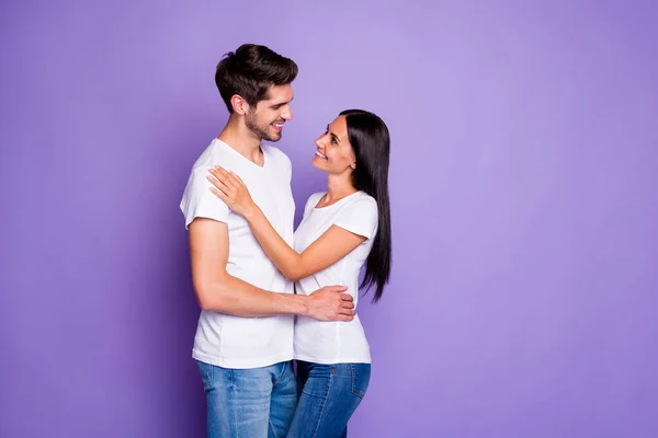 Profile side view portrait of his he her she nice attractive affectionate cheerful sweet couple soulmate embracing spending vacation isolated on purple violet lilac color pastel background — ストック写真