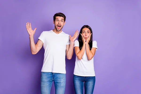 Retrato de sua ele ela agradável atraente encantador alegre feliz casal mostrando omg emoção expressão loteria ganhando isolado em roxo violeta cor lilás fundo pastel — Fotografia de Stock