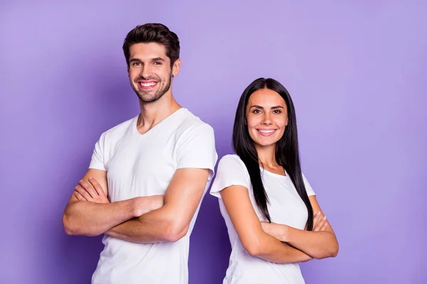 Close-up portret van zijn hij haar zij mooi aantrekkelijk mooie inhoud vrolijk vrolijk paar gevouwen armen goed team personeel het beroep geïsoleerd over paars violet lila kleur pastel achtergrond — Stockfoto