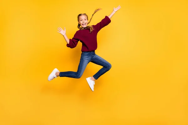 Longitud completa tamaño del cuerpo vista de ella ella agradable atractivo descuidado alegre alegre juguetón pre-adolescente chica divertirse saltar fin de semana tiempo libre aislado en brillante brillo vivo vibrante color amarillo fondo —  Fotos de Stock