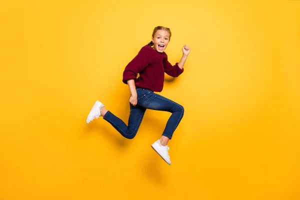 Volledige lengte lichaam grootte uitzicht van haar ze mooi aantrekkelijk meisjesachtige komische vrolijke vrolijke pre-tiener meisje springen plezier tijd lopen geïsoleerd op heldere levendige glans levendige gele kleur achtergrond — Stockfoto