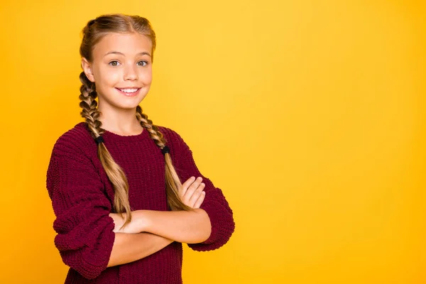 Primer plano retrato de ella medio vuelta agradable atractivo dulce alegre alegre alegre pre-adolescente niña brazos cruzados aislados sobre brillante brillo vivo vibrante color amarillo fondo —  Fotos de Stock